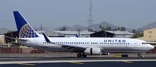 United Boeing 737-824 N33294 at Phoenix Sky Harbor, March 30, 2012